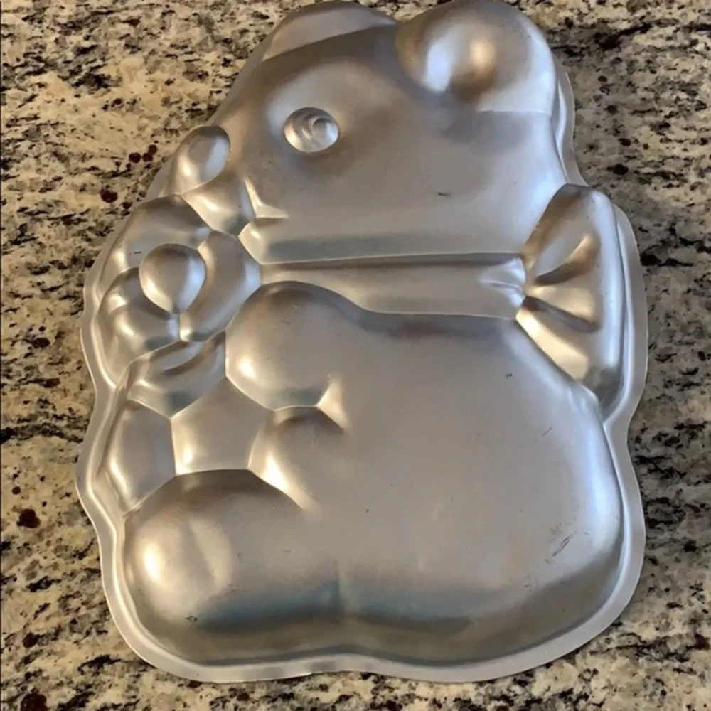 Vintage 1977 Wilton Teddy Bear With Flower Aluminum Cake Mold Pan